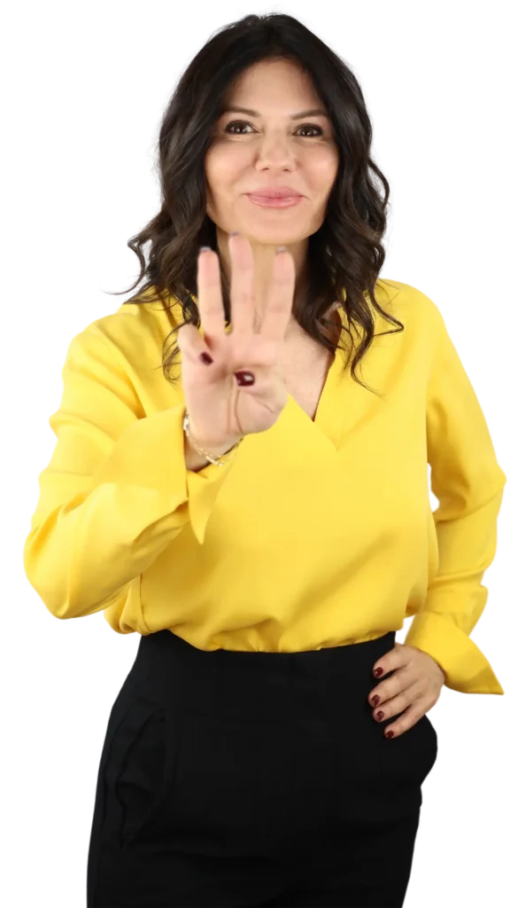 LaSforza coach in dinamiche a spirale in piedi con camicia gialla e pantalone nero che fa il numero 3 con le dita