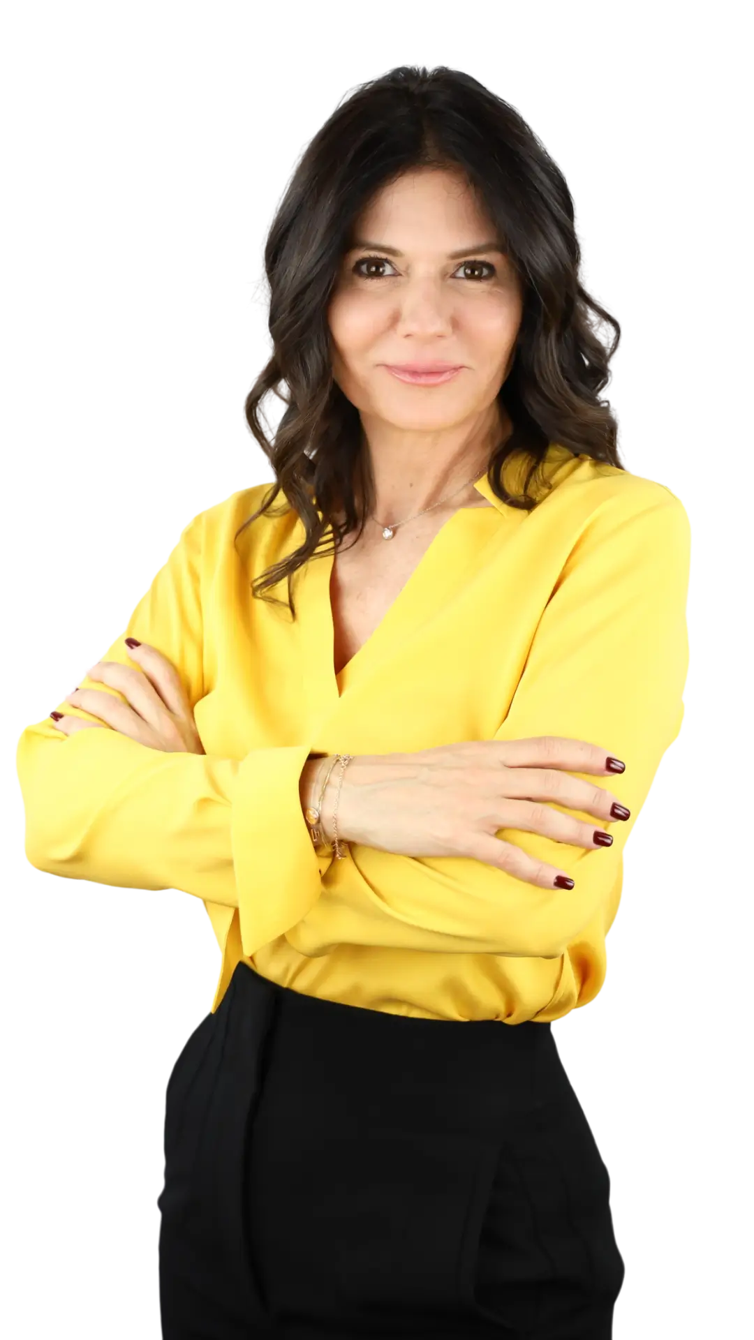 LaSforza coach in piedi con braccia conserte che indossa una camicia gialla e i pantaloni neri
