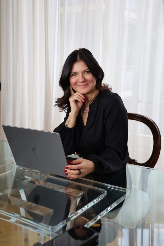 Laura Sforza al computer