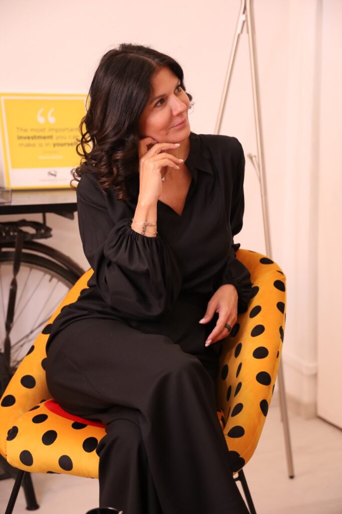 Laura Sforza seduta