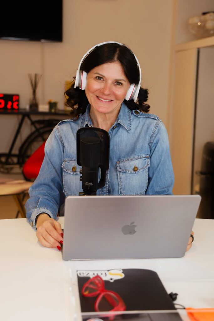 Laura Sforza registrando il podcast