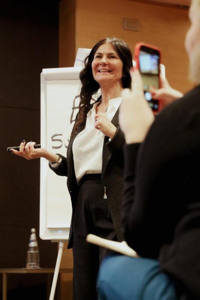 laura viene fotografata