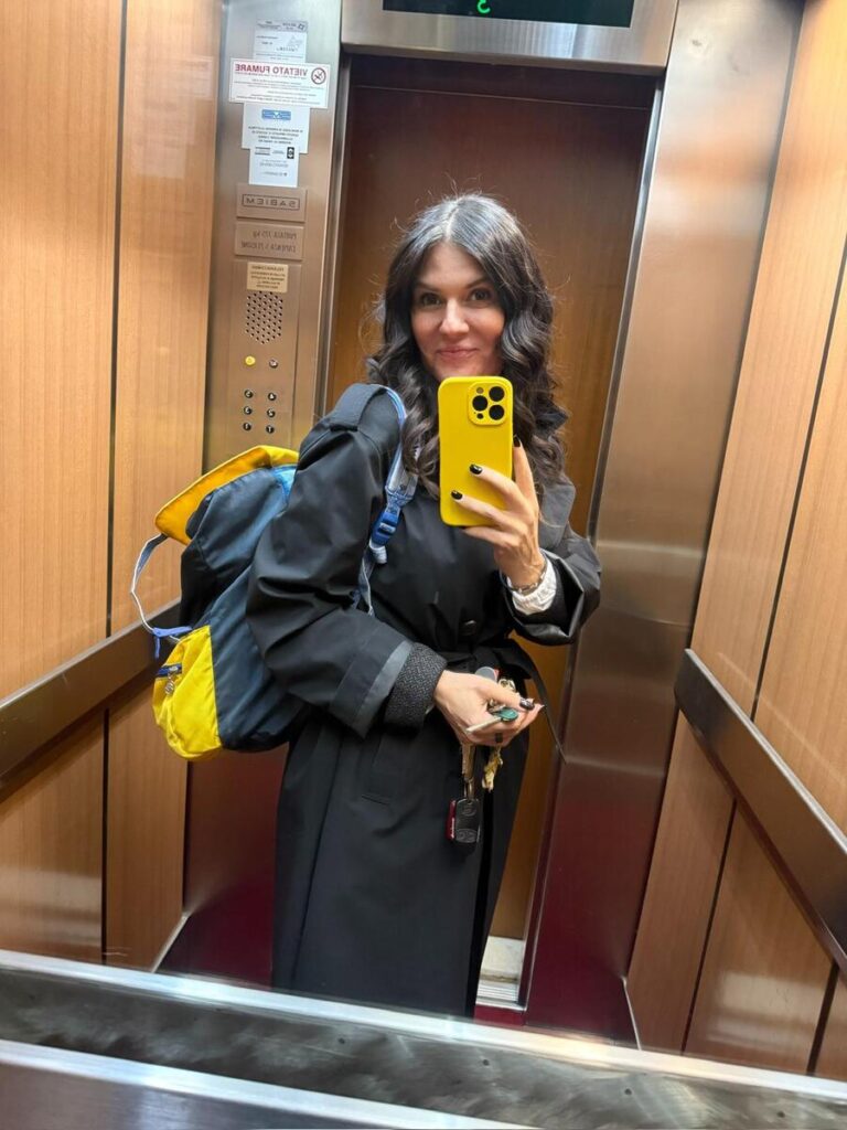 Laura si fa una foto davanti allo specchio
