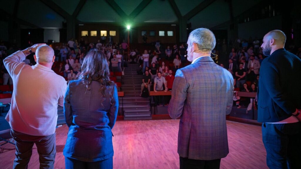 Laura di spalle sul palco
