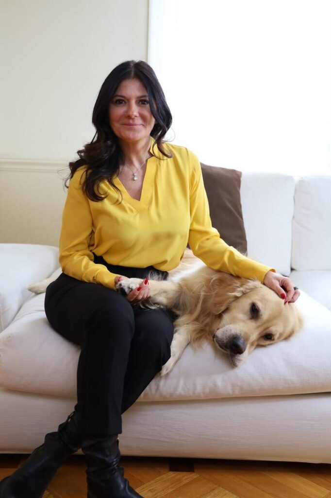 Laura seduta accarezza un cane