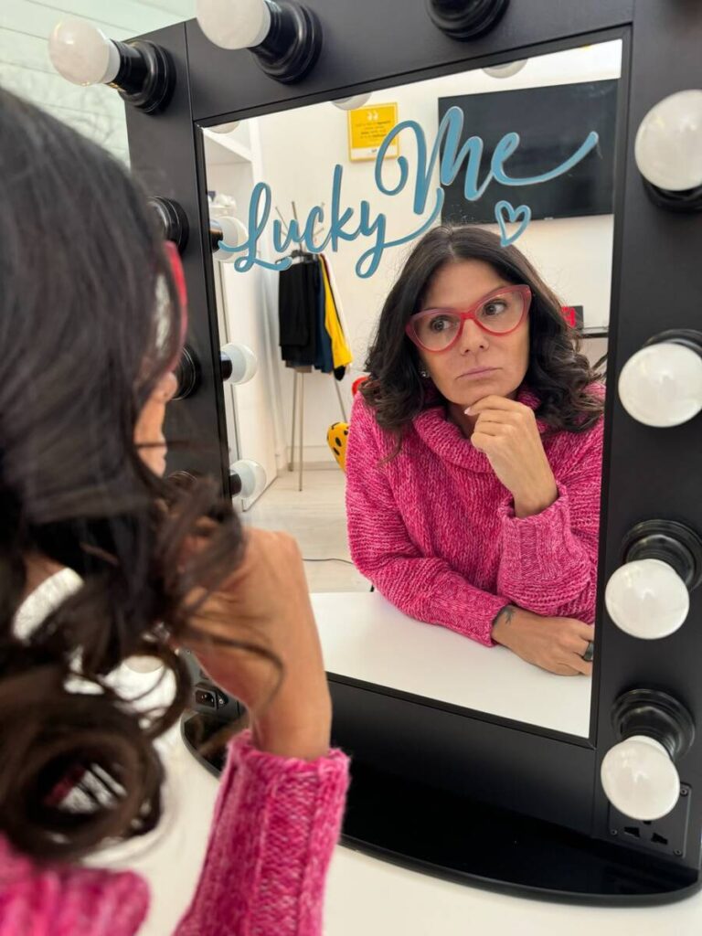 Laura si specchia