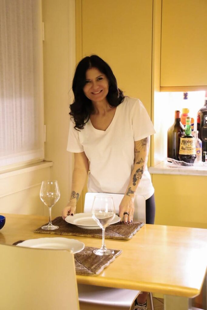 Laura apparecchia il tavolo