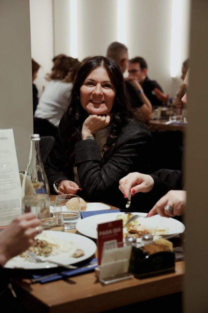 Laura a tavola sorride