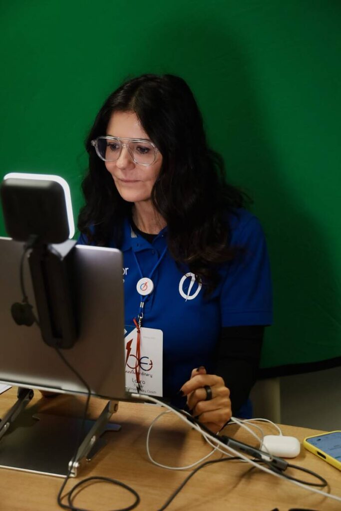 Laura seduta al pc