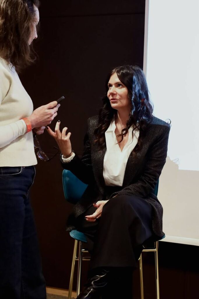 Laura seduta parla con una donna