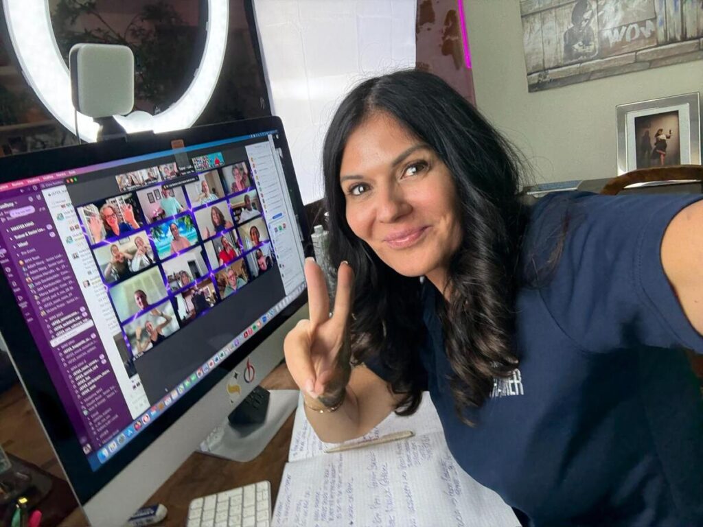 Laura al pc durante webinar