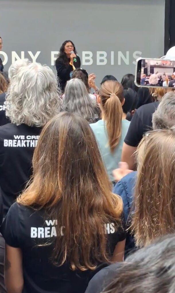 Laura parla davanti a pubblico