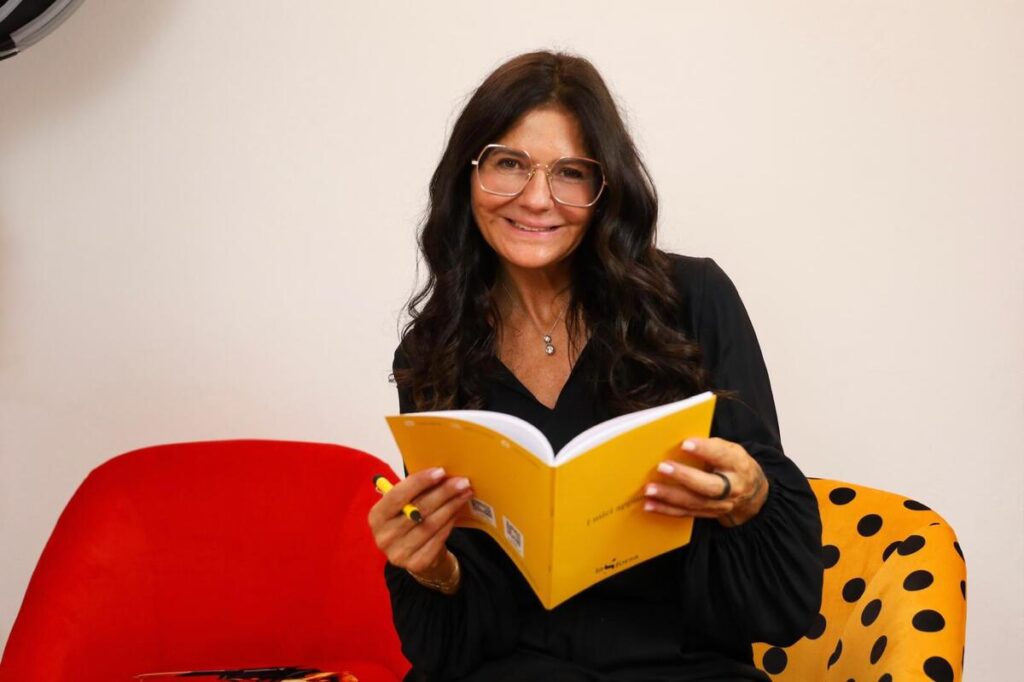 Laura con un libro tra le mani