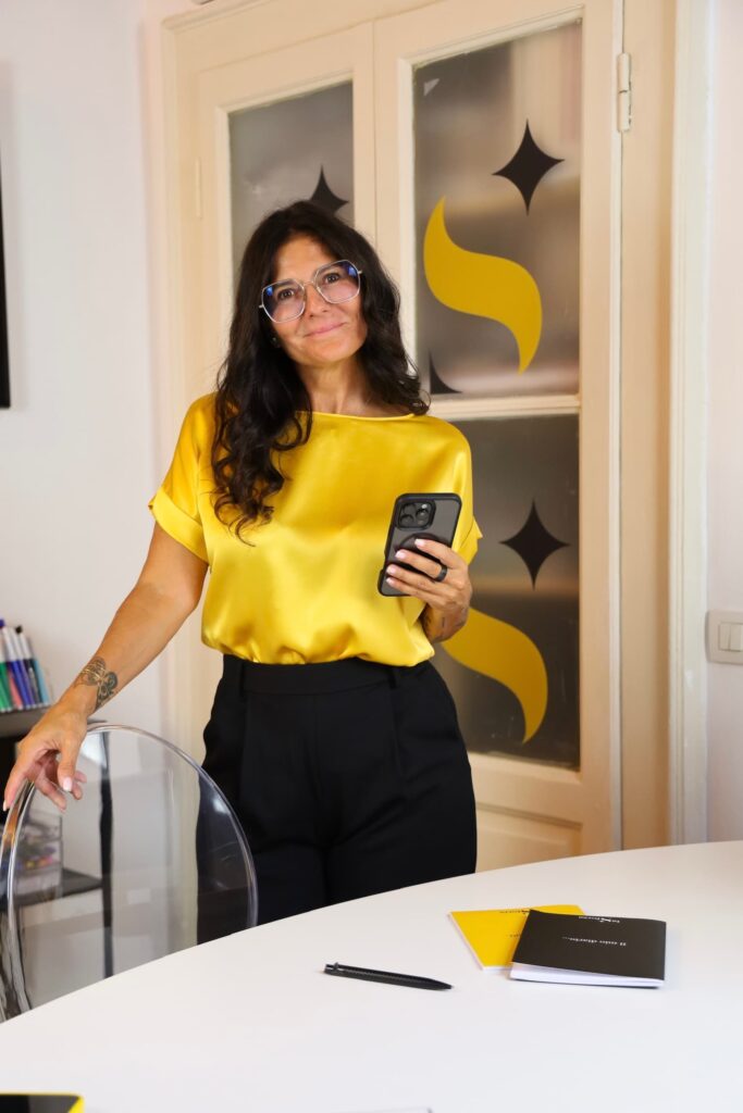 laura in piedi nel suo ufficio